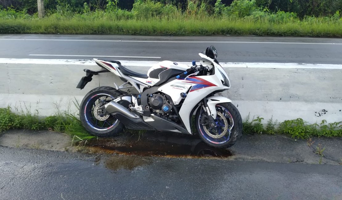[Vídeo] Motociclista morre após sobrar em curva após a Ponte Divaldo Suruagy