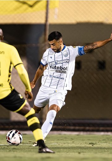 [Vídeo] Volante Camacho retorna ao CSA e já inicia trabalhos físicos