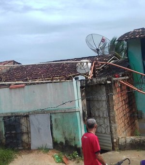 Torre de 15 metros cai e danifica telhado de casas em Rio Largo