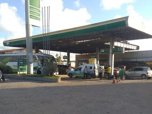 Ônibus bate em caminhonete estacionada em posto de combustíveis na cidade de Maragogi