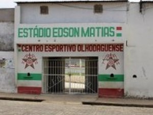 Jovem é amarrado ao tentar praticar furto no estádio de Olho D'Água das Flores