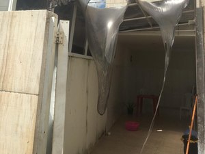 Incêndio com botijão de gás destrói telhado de residência, em Arapiraca