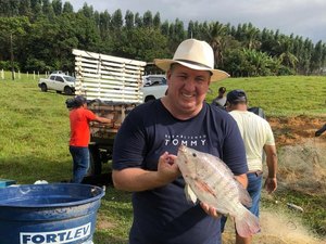 Prefeitura de Porto de Pedras entrega peixe à população