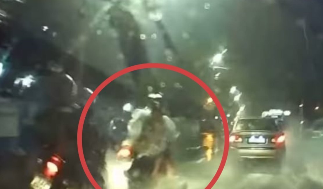 Motociclista causa acidente após ultrapassagem arriscada na Av Gustavo Paiva, em Maceió
