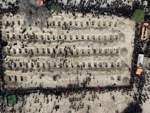 Foto de menino iraniano acenando para mãe antes de ser morto viraliza