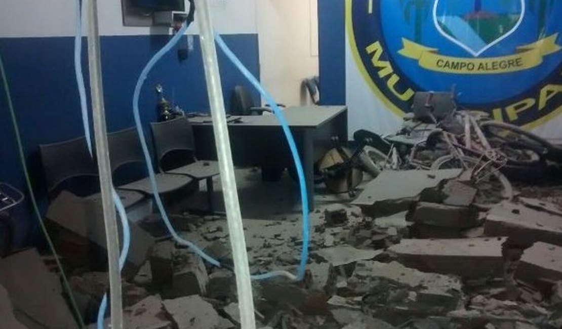 Bandidos explodem caixas eletrônicos em base da Guarda Municipal