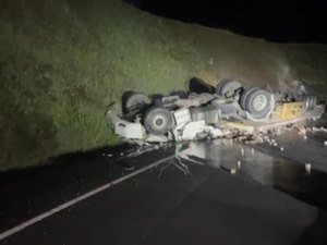 Caminhão vira na BR-416 e motorista morre no município de Colônia Leopoldina