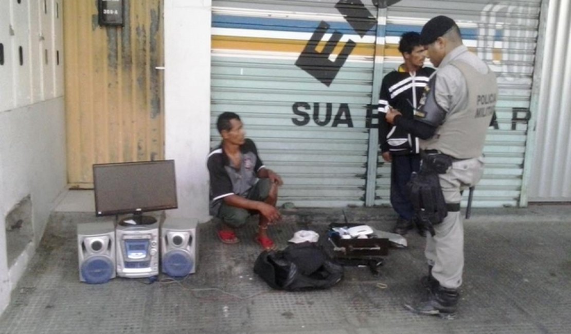 Ladrões são encontrados dormindo com objetos roubados em loja