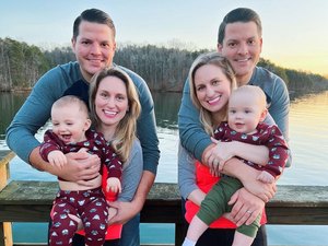 Irmãs gêmeas se casam com irmãos gêmeos e têm bebês que são primos idênticos