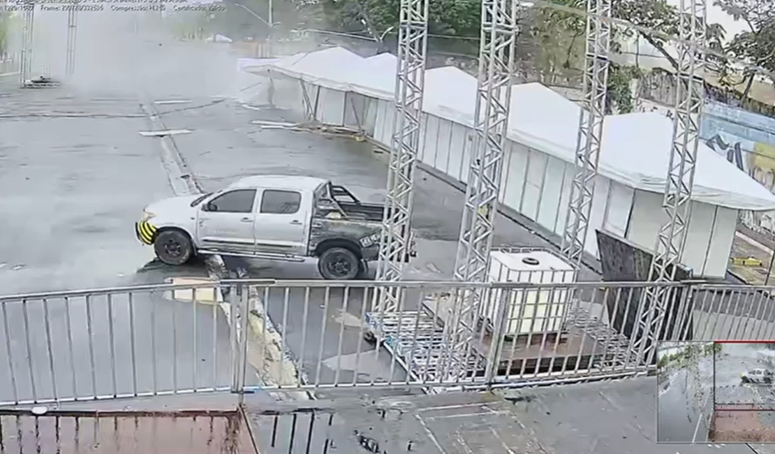 Câmera de videomonitoramento da SSP registra exato momento de desabamento de galpão no Jaraguá