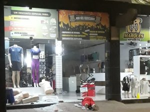 Homens quebram vitrine e furtam camisas de times de futebol, celular e dinheiro de loja no Centro de Arapiraca