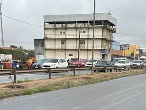 Óleo na pista provoca série de acidentes em Arapiraca