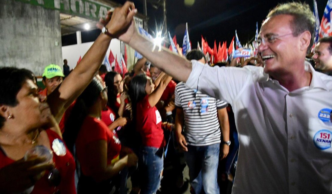 Senador Renan arrasta multidão durante caminhada em Murici