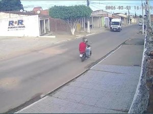 Jovem fica ferido ao colidir com moto na traseira de van em Arapiraca
