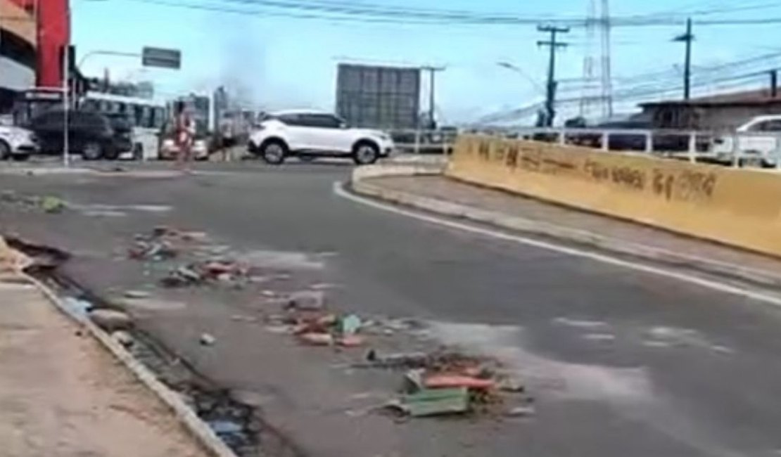 Prefeito JHC denuncia vandalismo e descarte irregular de lixo em área revitalizada no Jacintinho