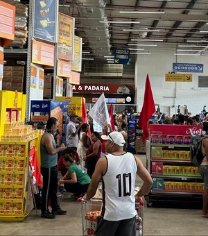 MLB realiza manifestação em supermercado atacadista em Maceió; PM é acionada