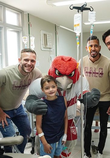 Jogadores do CRB visitam pacientes da oncologia pediátrica da Santa Casa de Maceió