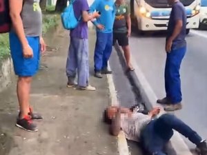 Homem que tentava assaltar mulheres em ponto de ônibus é derrubado por van e preso em Maceió