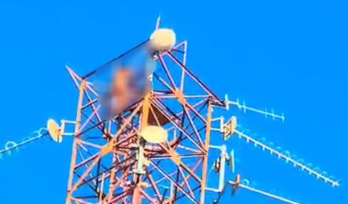 Mulher arromba dois portões, danifica carro e sobe em torre de telefonia