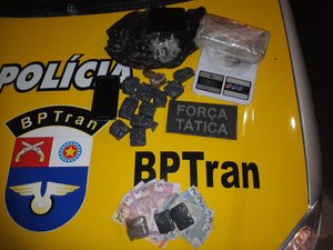 Jovem é preso com maconha e dinheiro no Feitosa