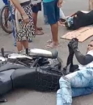 Dois jovens ficam feridos após colisão entre carro e motocicleta no Clima Bom