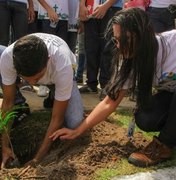 Estudantes plantam mudas nativas no Bosque das Arapiracas