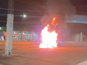 Moto pega fogo em frente a shopping no Benedito Bentes, em Maceió