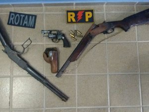 Operação policial prende acusados de crimes e apreende armas em Maceió