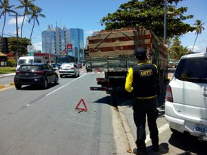 Caminhão é removido por estacionamento irregular na orla de Jatiúca