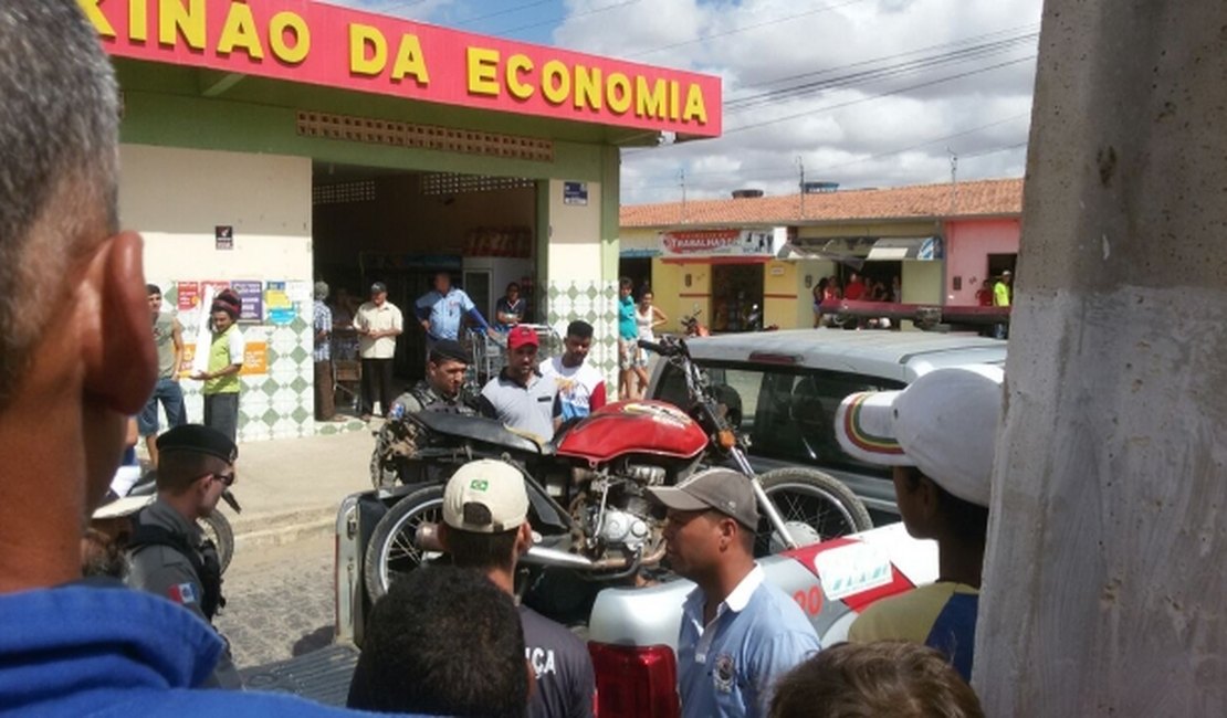 [Vídeo] Após roubar celular, adolescente cai da motocicleta e é detido por populares