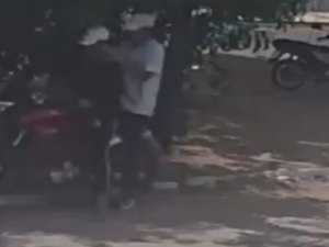 [Vídeo] Motocicleta é furtada em Arapiraca na tarde desta sexta-feira (10)