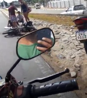 [Vídeo] Mãe e filho sofrem acidente de moto nas proximidades do shopping de Arapiraca