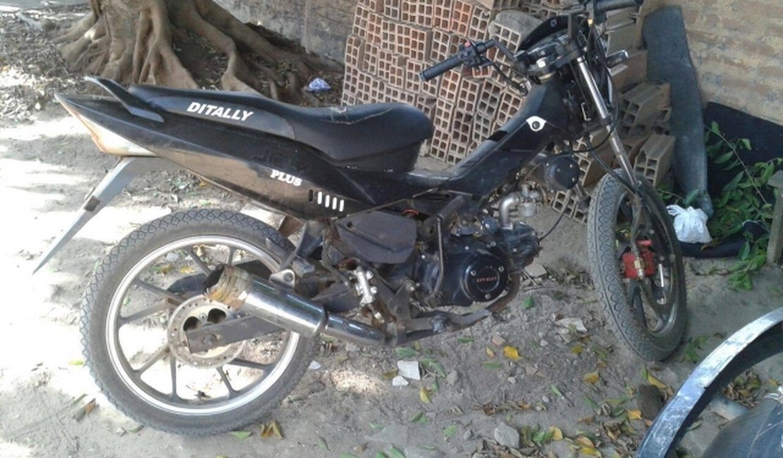 Bandidos levam moto e deixam outra em local de assalto