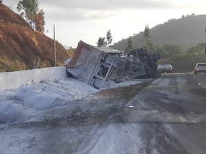 Motorista morre em tombamento de carreta na BR-101, em Alagoas