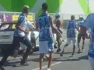 Carro é destruído por membros de torcida organizada na Mangabeiras