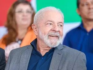 Lula recebe novos generais no Planalto em busca de aproximação com militares