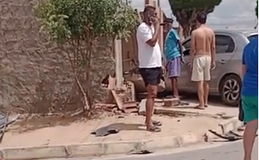 Carro perde controle e atinge muro de residência no bairro Planalto, em Arapiraca