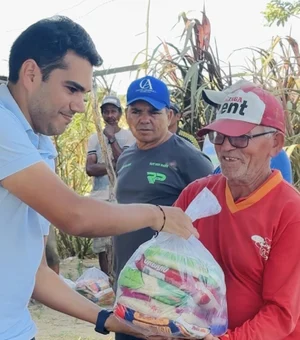 Prefeitura entrega mais de 100 cestas à comunidade Flexeiras, arrecadadas no jogo do Traipu e Piauiense