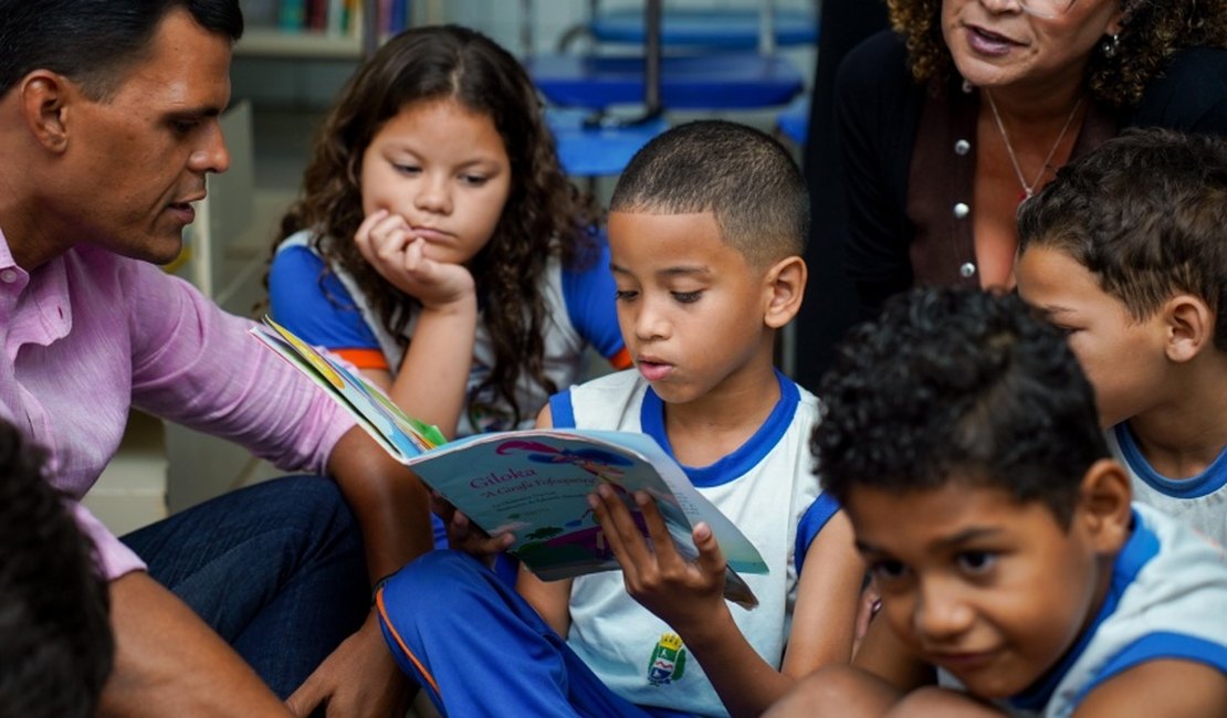 Vinte escolas de Maceió recebem Selo Alfabetiza por avanços no Ideb 2025