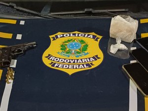 PRF prende dois homens com cocaína e pistola durante abordagem em Rio Largo