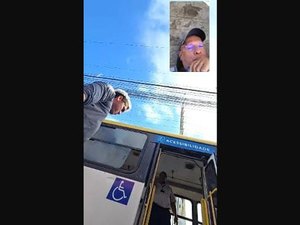 Cadeirante cai ao gravar vídeo denunciando problema no elevador do ônibus em Maceió
