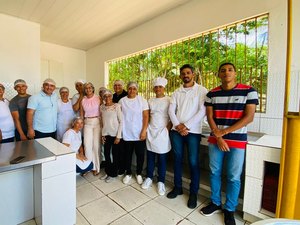 Prefeito Leandro Silva visita Casa da Sopa de Junqueiro e acompanha preparo das refeições