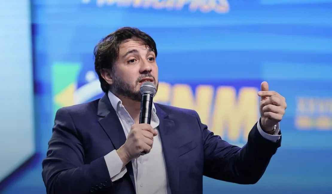 Renan Santos participa de encontro com apoiadores em Maceió nesta quinta