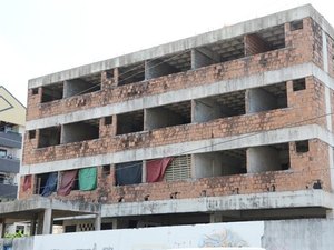 Imóveis abandonados expõem riscos de proliferação do Aedes aegypti