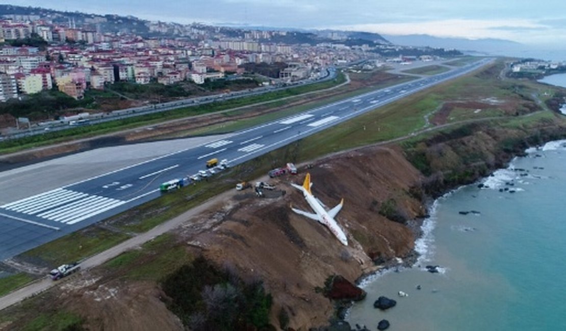Avião derrapa ao pousar em aeroporto e quase cai dentro do mar