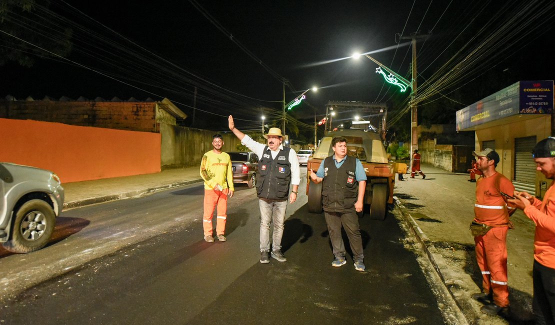 Gilberto Gonçalves e Carlos Gonçalves fiscalizam implantação de sinalização em avenida de Rio Largo