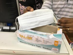 Turistas compram máscaras cirúrgicas em Maceió para levar às suas cidades