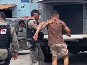 [Vídeo] Homem finge estar armado, tenta roubar moto e é detido e hostilizado por populares em Arapiraca