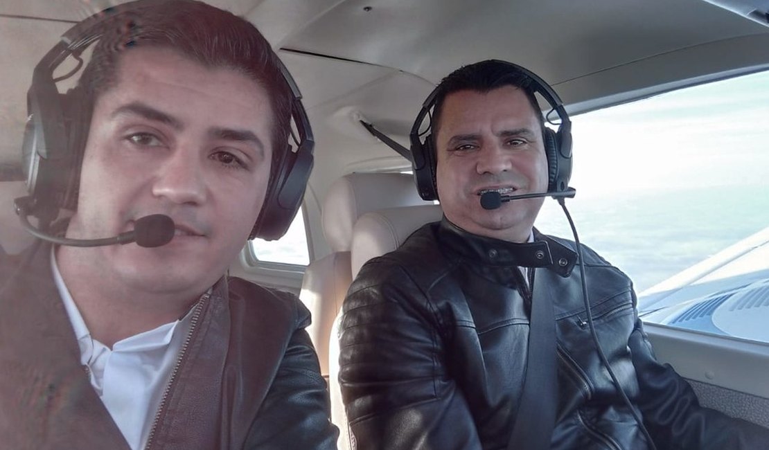 Foto mostra piloto e copiloto de avião de Bernardo Ribas Carli momentos antes de queda