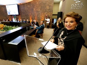 Ana Florinda reafirma compromisso com Justiça ao tomar posse no TJAL